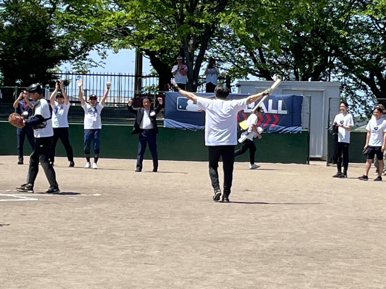 地元の石川県能美市で野球教室を行った49歳の松井秀喜氏は26スイング目で柵越えを放ち、両手を上げて子供たちや関係者にアピールした