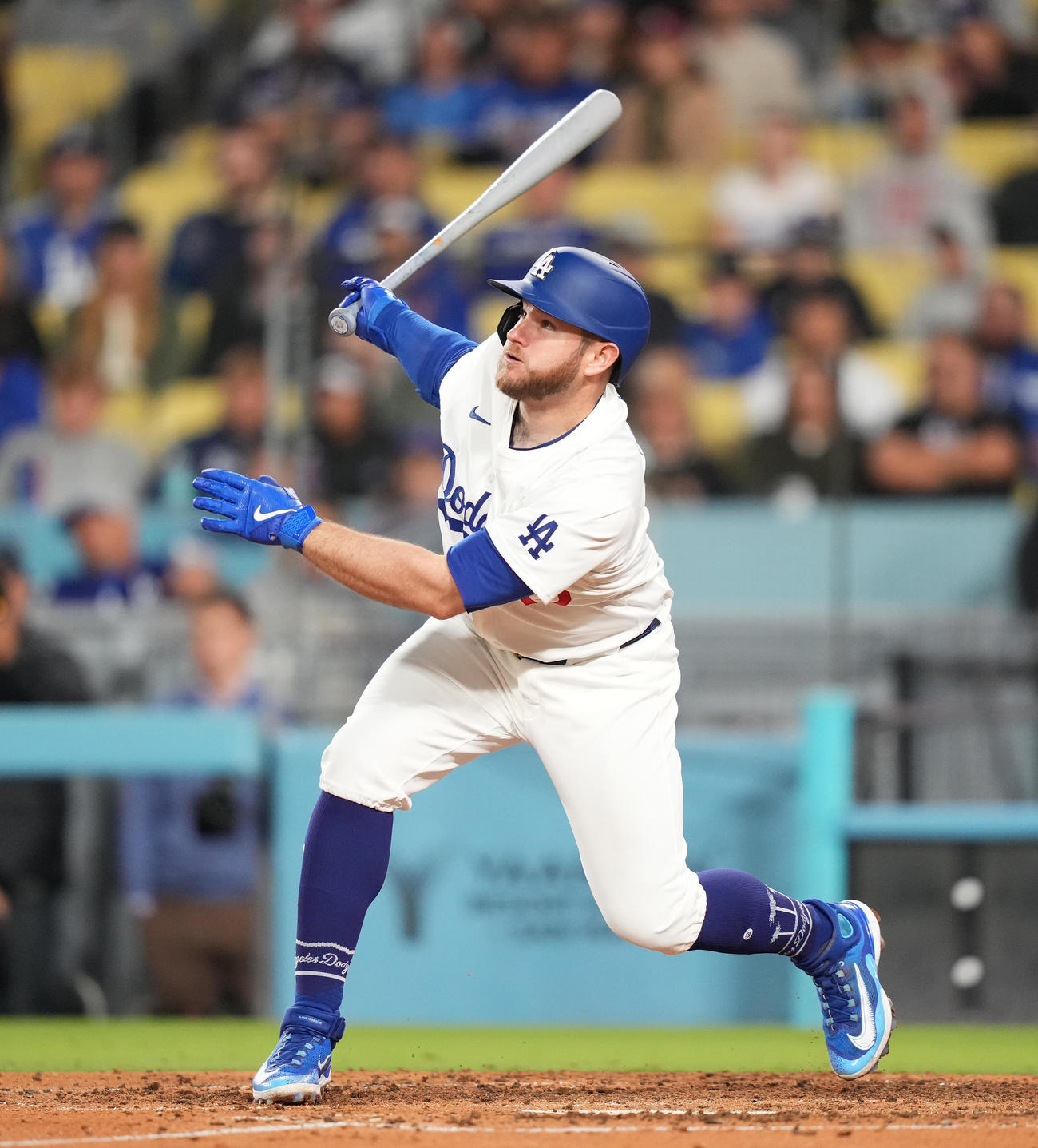 ドジャース対ブレーブス　8回裏ドジャース1死、ソロ本塁打を放つマンシー（撮影・菅敏）