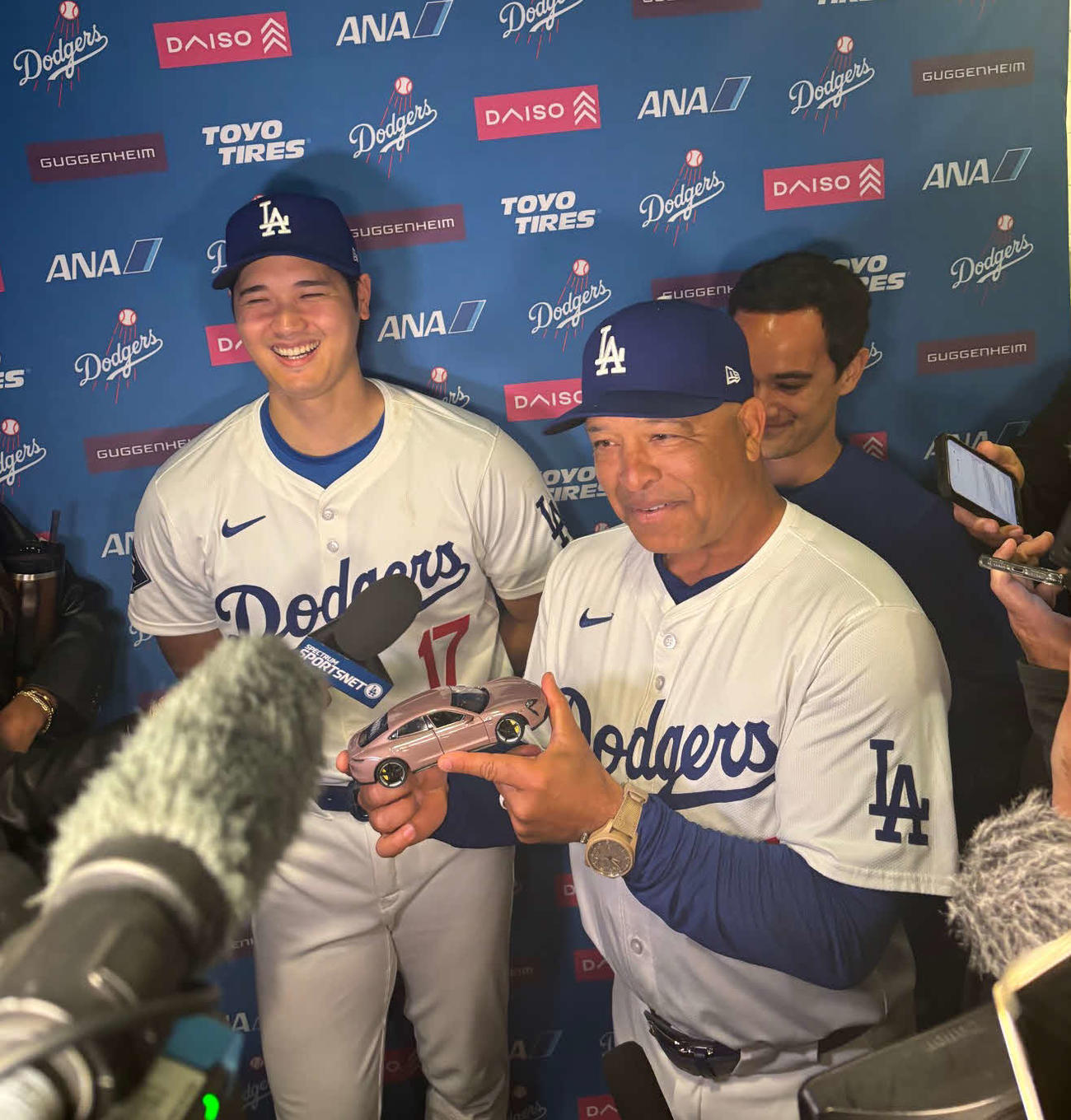 大谷の試合後の囲み会見に登場したロバーツ監督。ポルシェのおもちゃを手にしていた（撮影・斎藤庸裕）