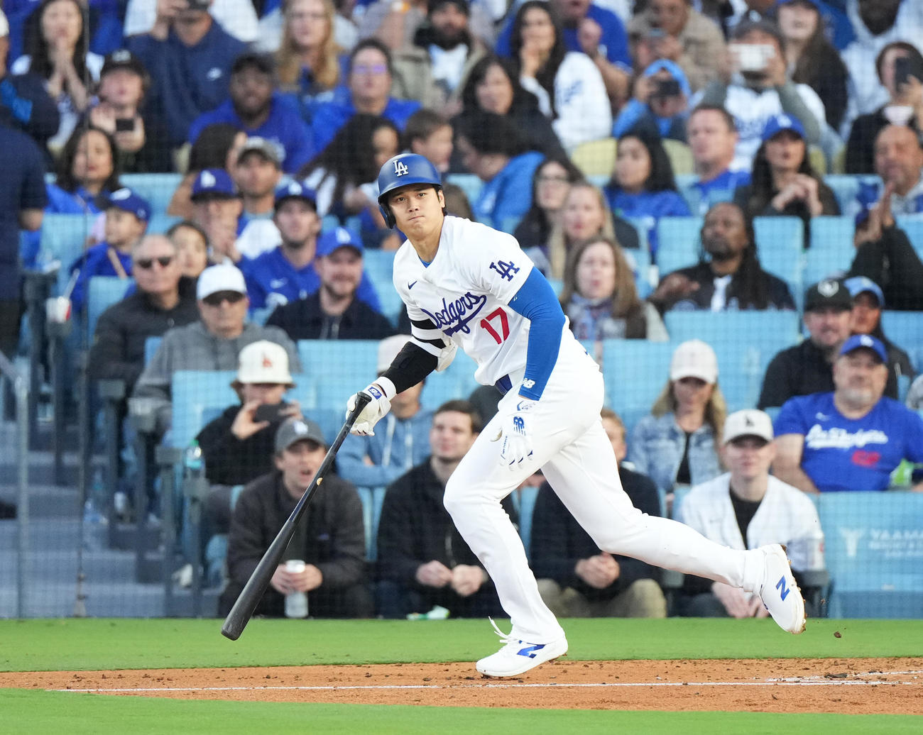 ドジャース対ブレーブス　4回裏ドジャース1死一、二塁、左適時打を放つ大谷（撮影・菅敏）