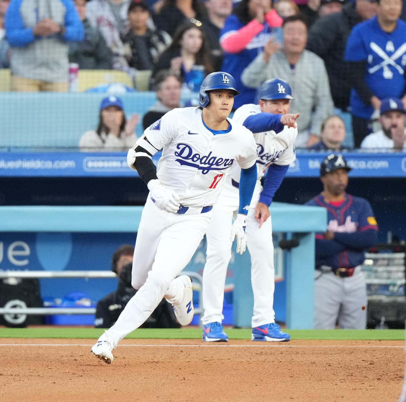 ドジャース対ブレーブス　4回裏ドジャース1死一、二塁、左適時打を放ち、一塁を駆け回る大谷（撮影・菅敏）