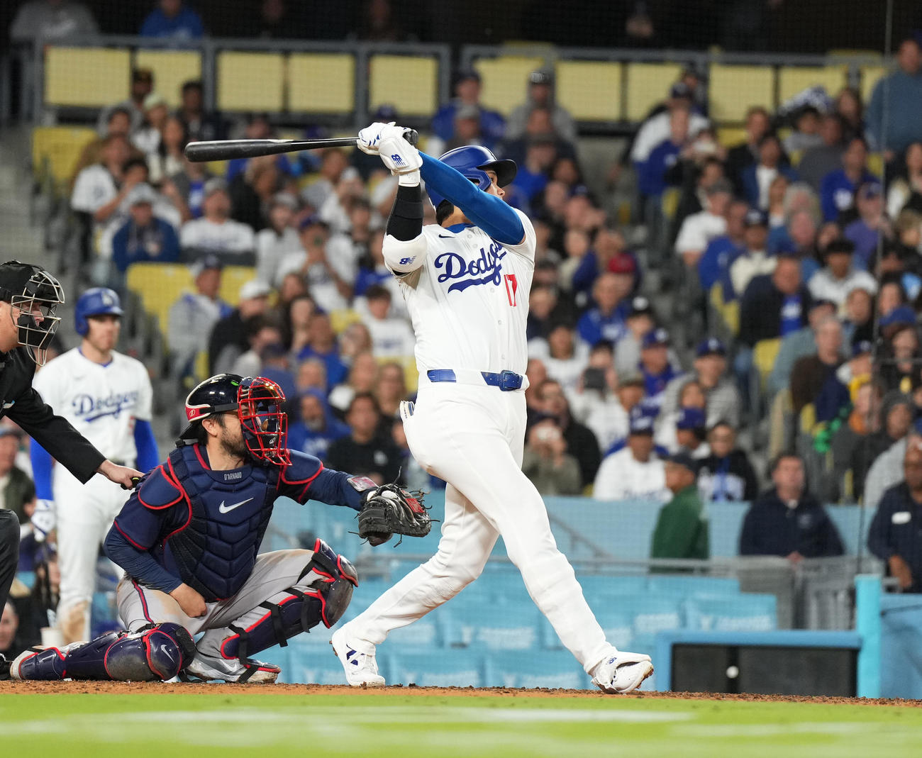 ドジャース対ブレーブス　7回裏ドジャース2死一塁、中前打を放つ大谷（撮影・菅敏）