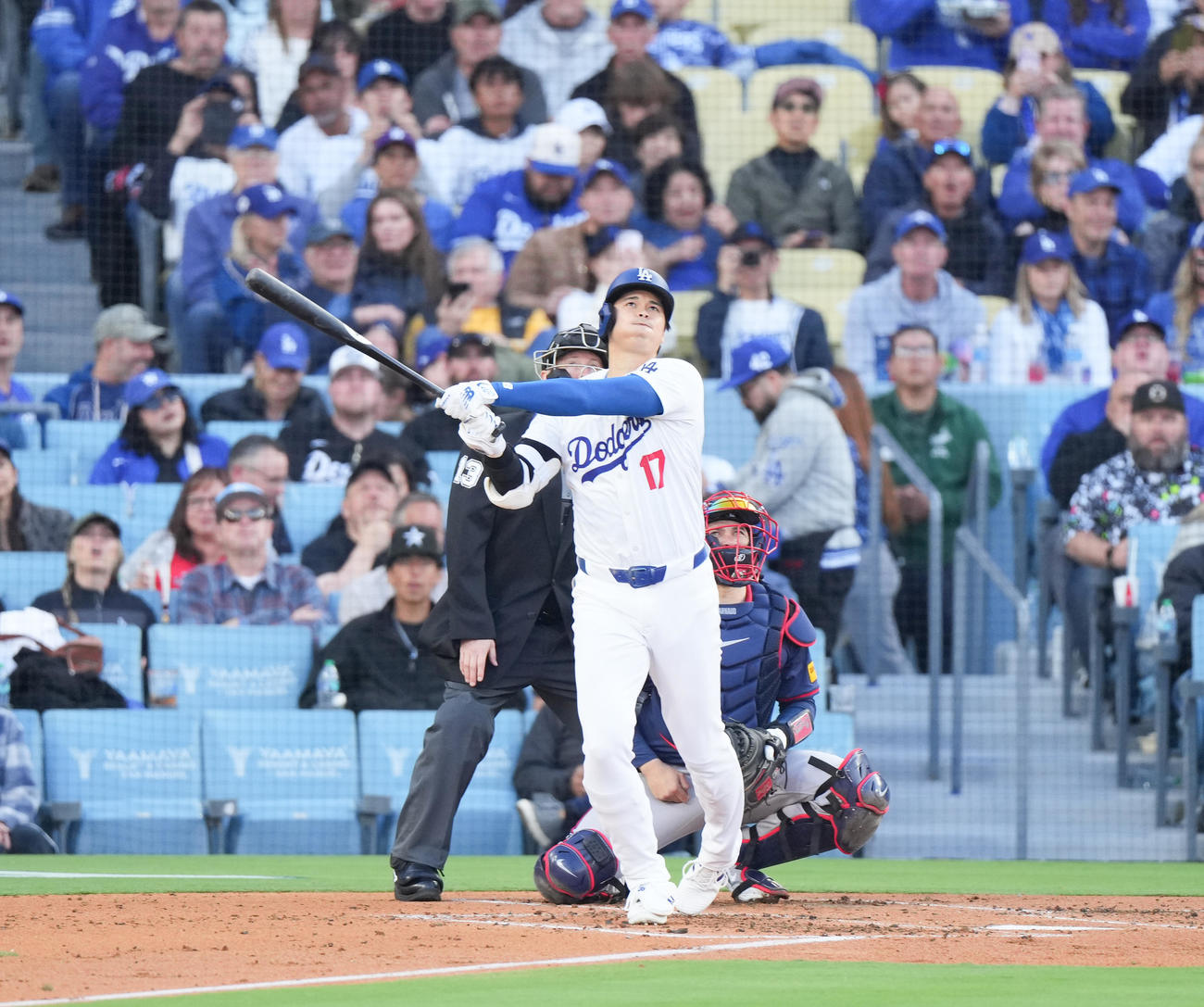 ドジャース対ブレーブス　3回裏ドジャース無死、右越えに8号ソロ本塁打を放つ大谷（撮影・菅敏）