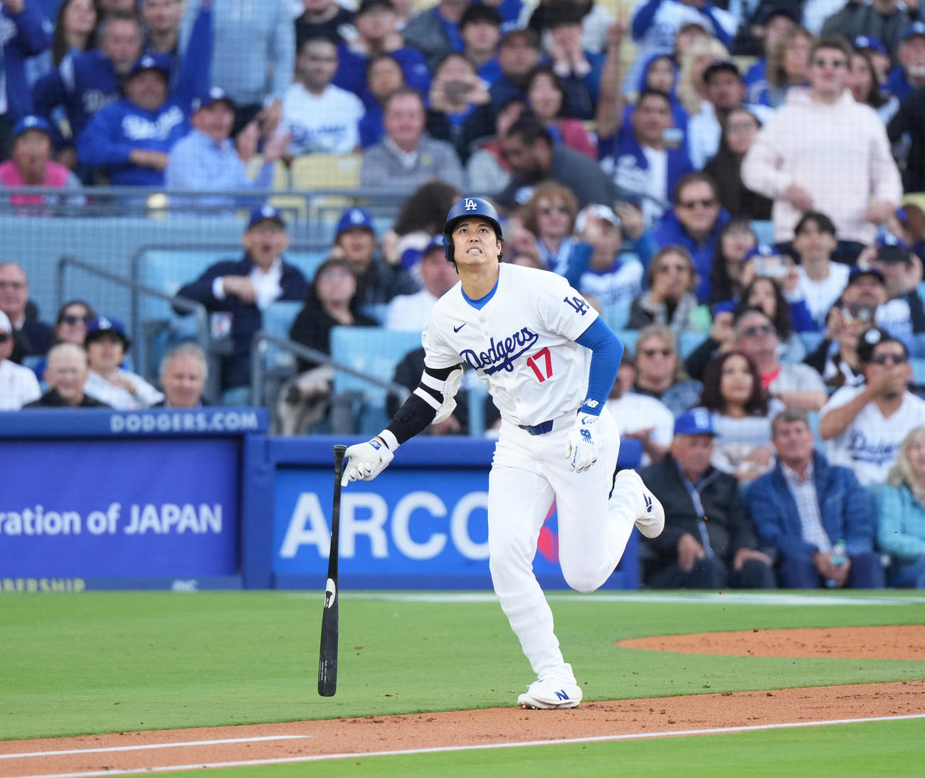 ドジャース対ブレーブス　3回裏ドジャース無死、右越えに8号ソロ本塁打を放つ大谷（撮影・菅敏）