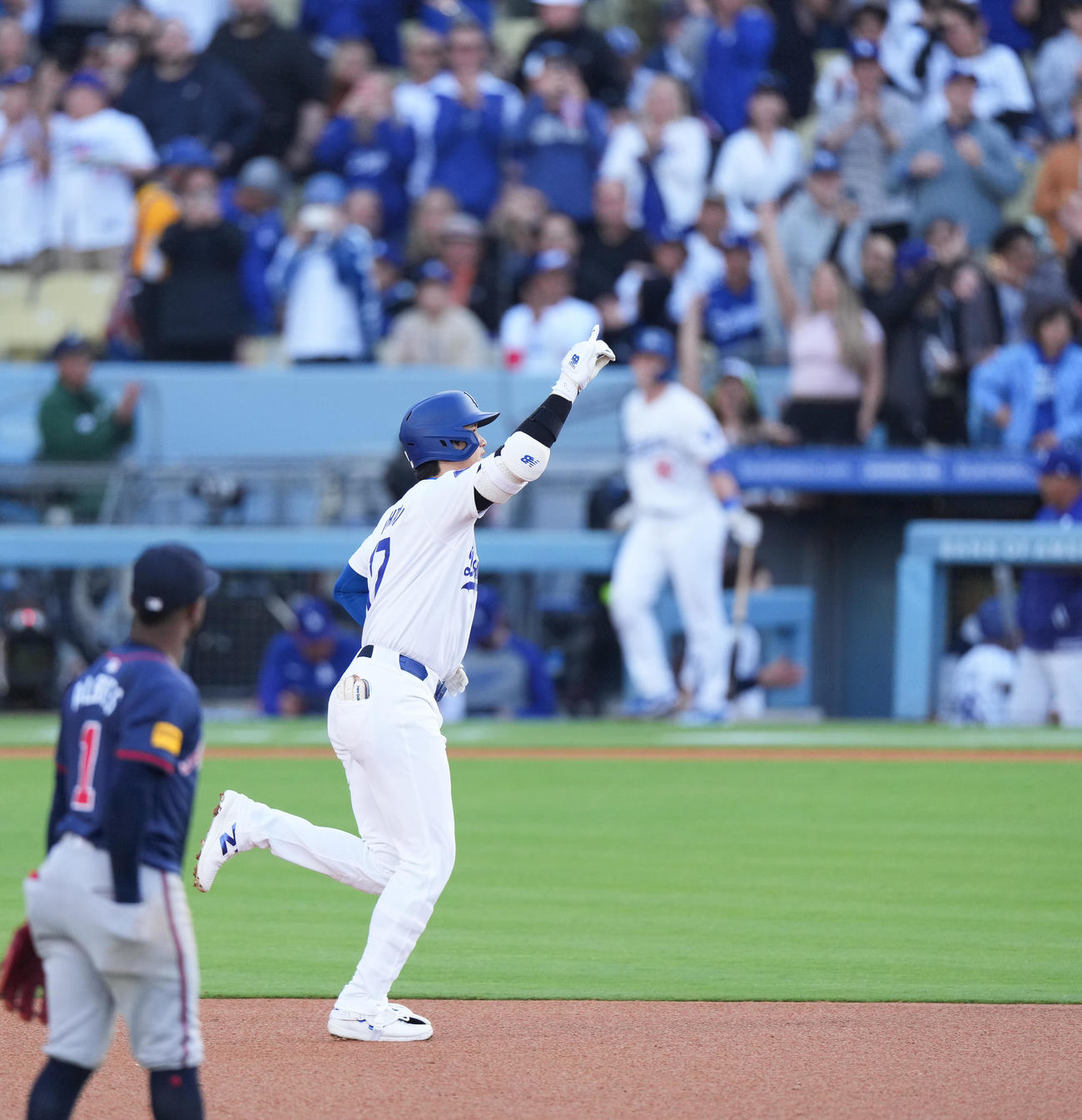 ドジャース対ブレーブス　3回裏ドジャース無死、右越えに8号ソロ本塁打を放ち、大歓声に応える大谷（撮影・菅敏）