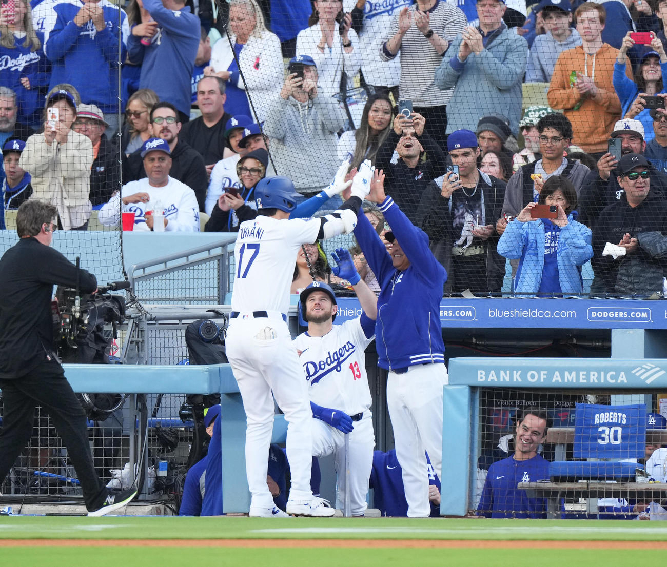 ドジャース対ブレーブス　3回裏ドジャース無死、右越えに8号ソロ本塁打を放ち、ロバーツ監督（右）に迎えられる大谷（撮影・菅敏）