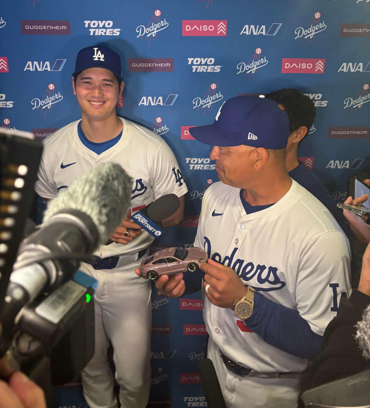大谷の試合後の囲み会見に登場したロバーツ監督。ポルシェのおもちゃを手にしていた（撮影・斎藤庸裕）