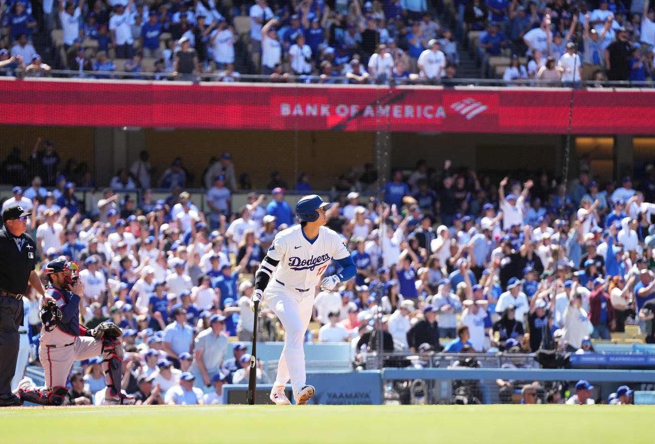 ドジャース対ブレーブス　8回裏ドジャース無死、左越えに10号ソロ本塁打を放つ大谷（撮影・菅敏）