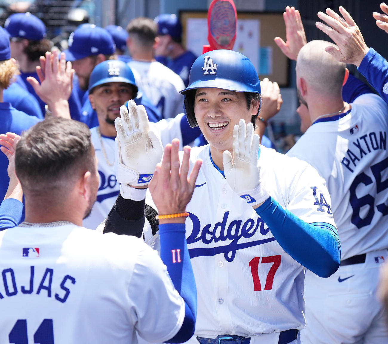 ドジャース対ブレーブス　1回裏ドジャース無死一塁、中越えに先制の9号2点本塁打を放ち、ナインに迎えられる大谷（中央）（撮影・菅敏）