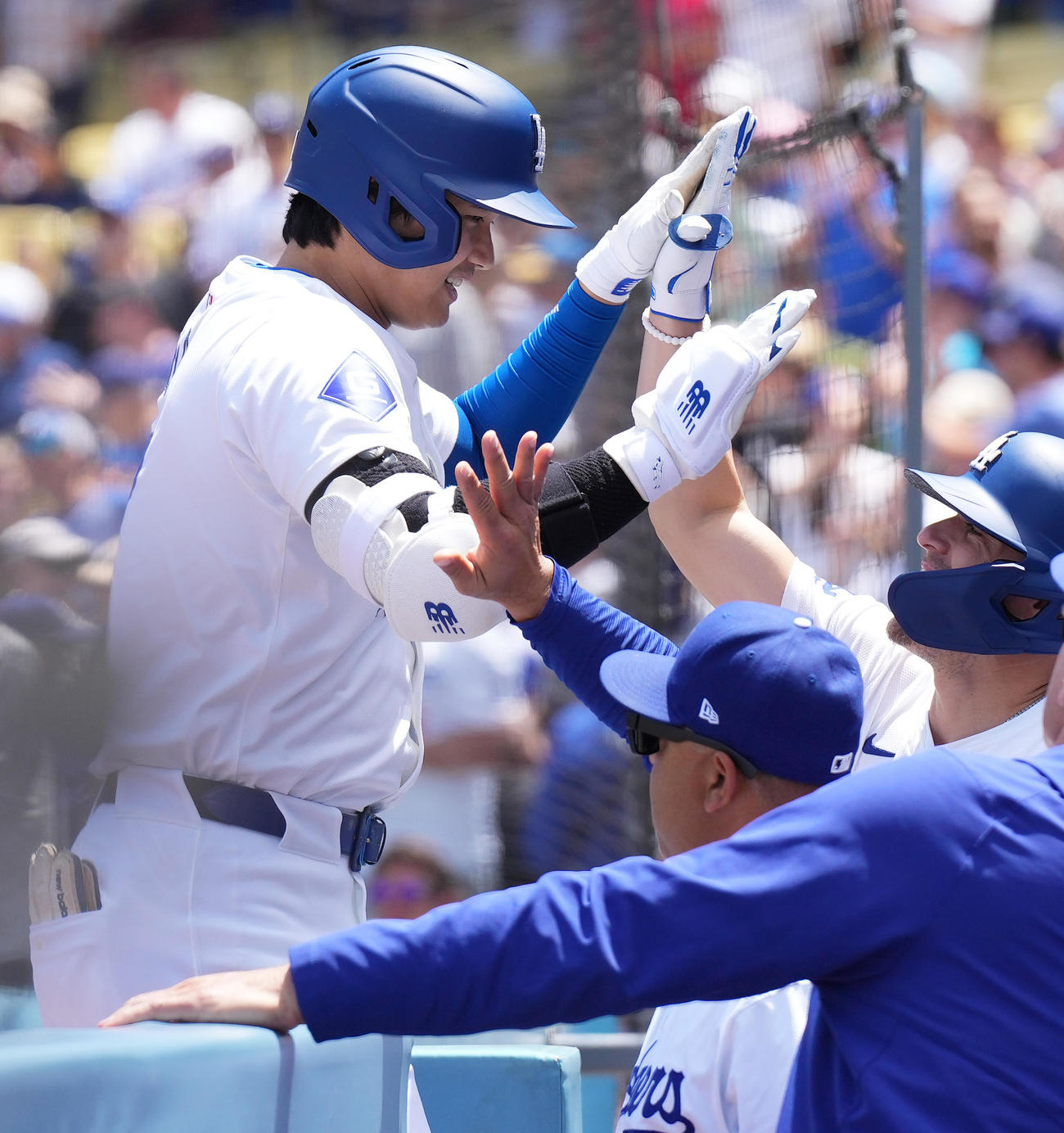 ドジャース対ブレーブス　1回裏ドジャース無死一塁、中越えに先制の9号2点本塁打を放ち、ロバーツ監督（手前）に迎えられる大谷（撮影・菅敏）