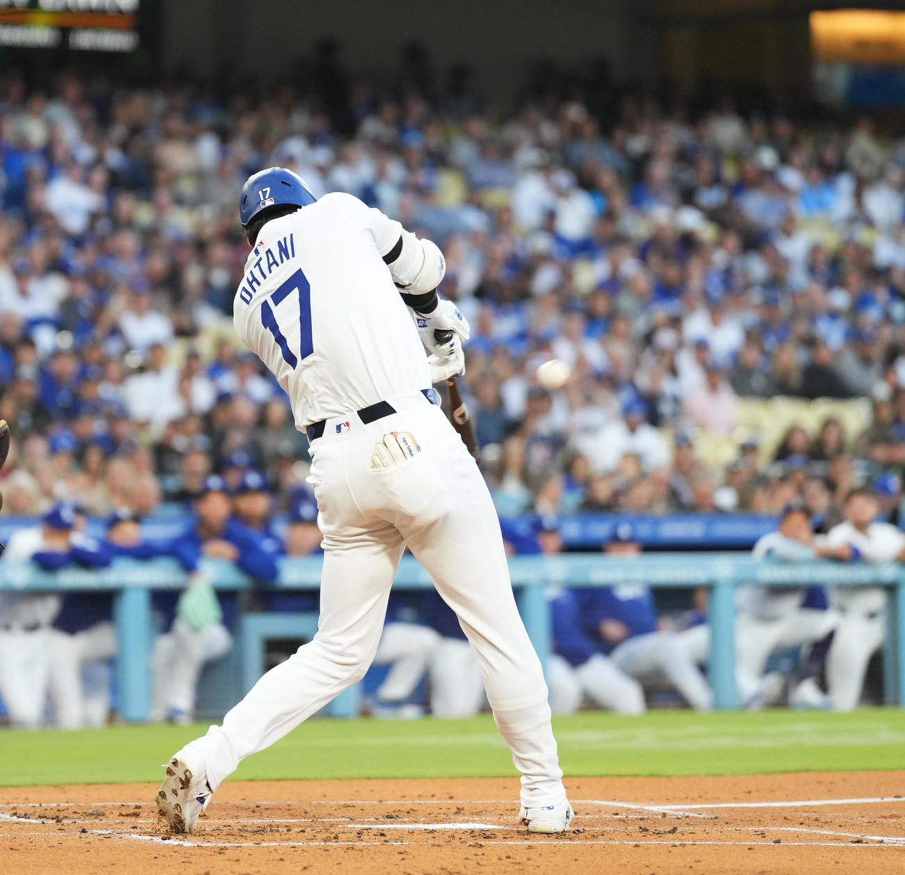 ドジャース対マーリンズ　1回裏ドジャース無死一塁、中越えに11号2点本塁打を放つ大谷（撮影・菅敏）