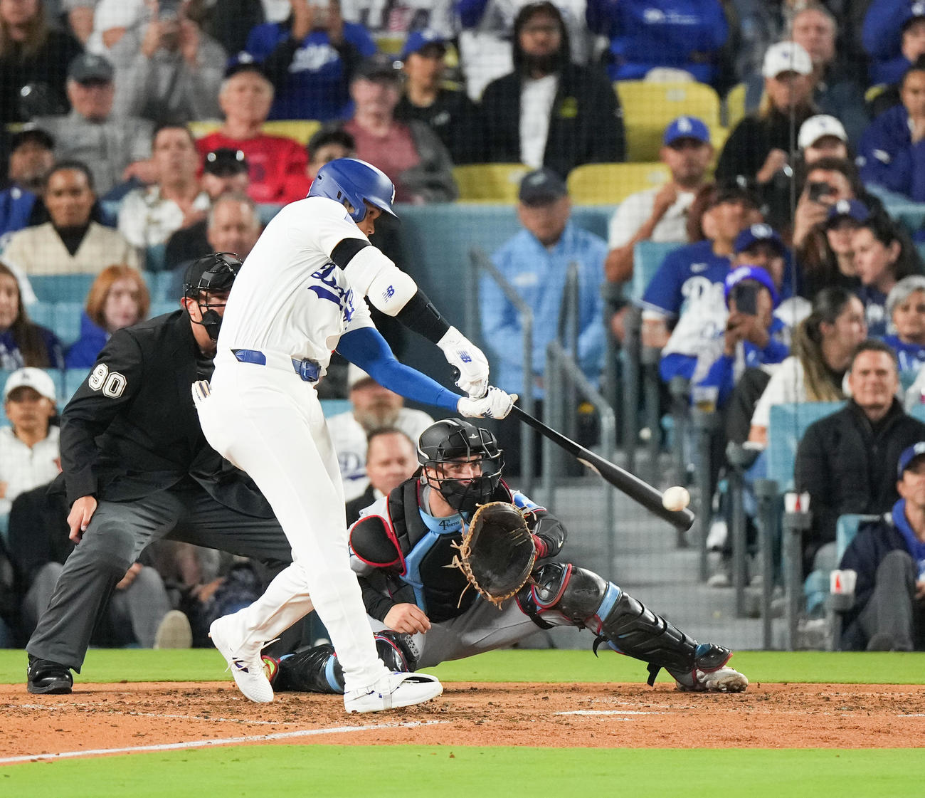 ドジャース対マーリンズ　4回裏ドジャース1死一塁、右前打を放つ大谷（撮影・菅敏）