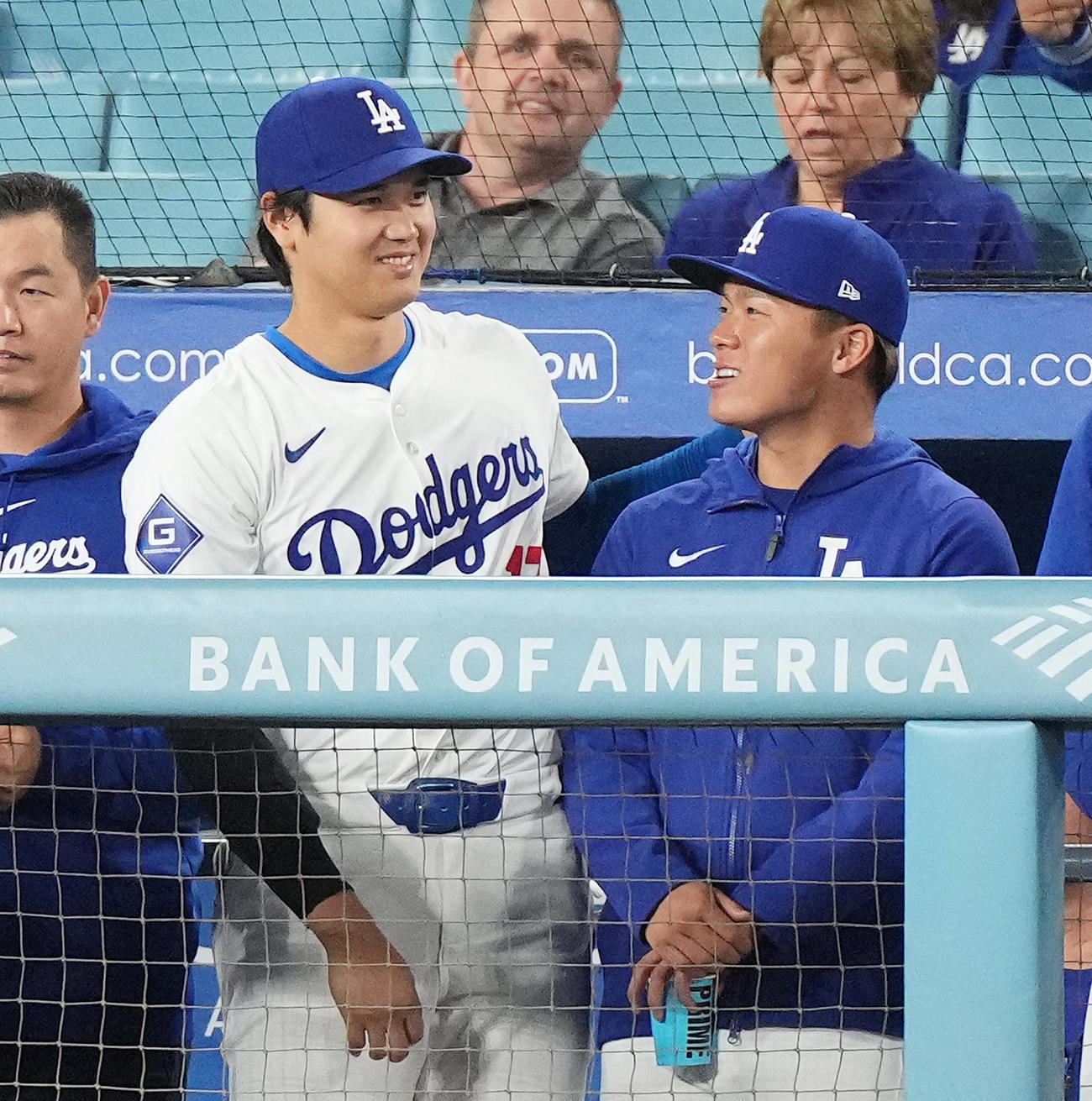 ドジャース対マーリンズ　9回、ベンチで山本（右）と話す大谷（撮影・菅敏）