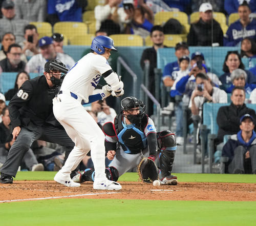 ドジャース対マーリンズ 6回裏ドジャース1死一塁、四球を選ぶ大谷(撮影・菅敏)