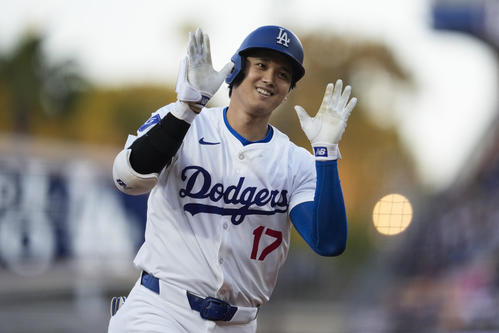 ドジャース対マーリンズ 1回裏ドジャース無死一塁、中越えに11号2点本塁打を放った大谷(AP)