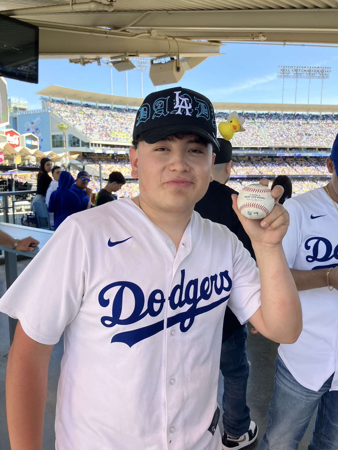 ドジャース大谷翔平投手の今季10号のホームランボールをゲットしたブラウリオ・ベルトラン君（撮影・久保賢吾）
