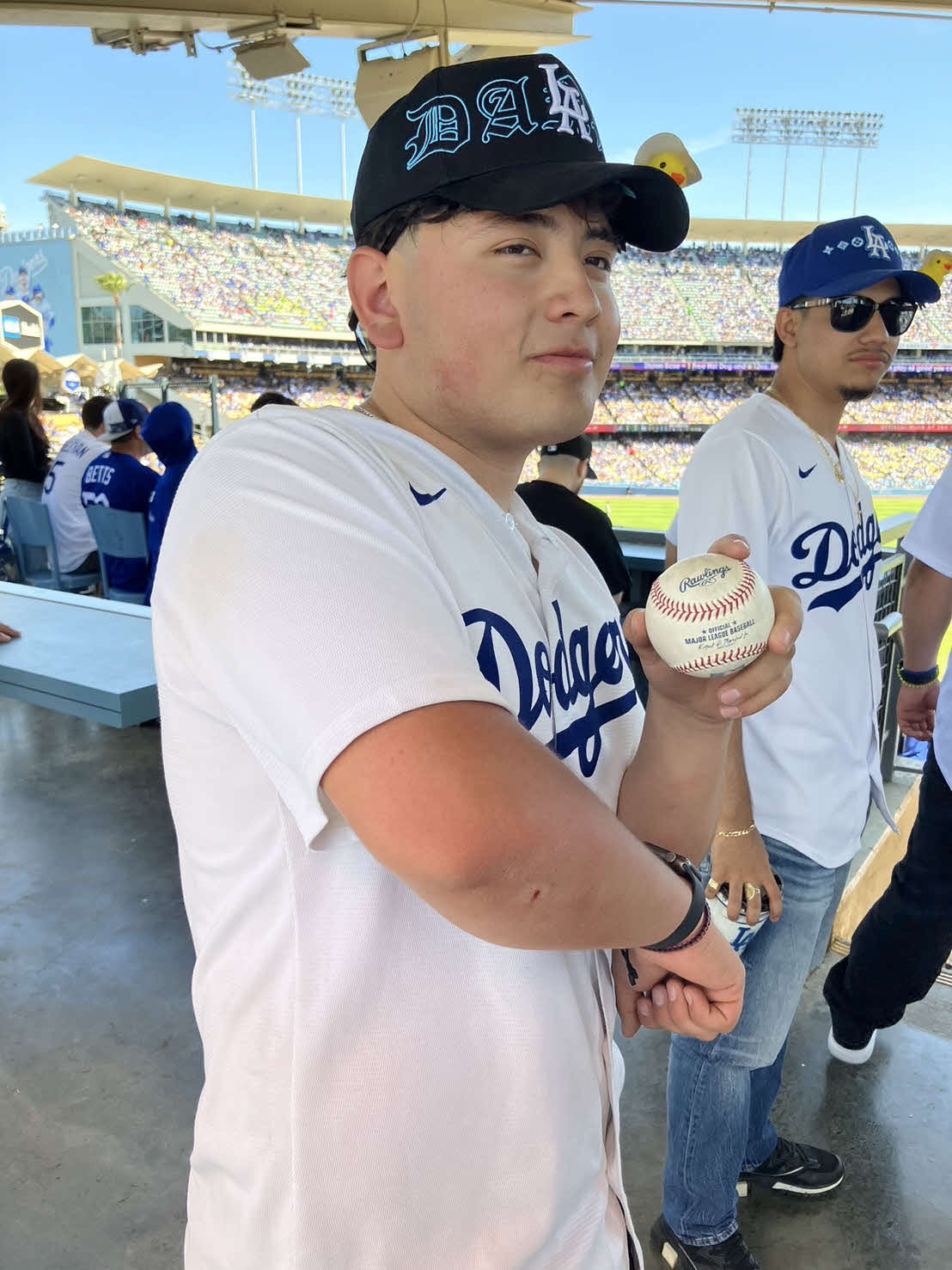 ドジャース大谷翔平投手の今季10号のホームランボールをゲットしたブラウリオ・ベルトラン君。右肘には争奪戦の時に負傷した傷（撮影・久保賢吾）