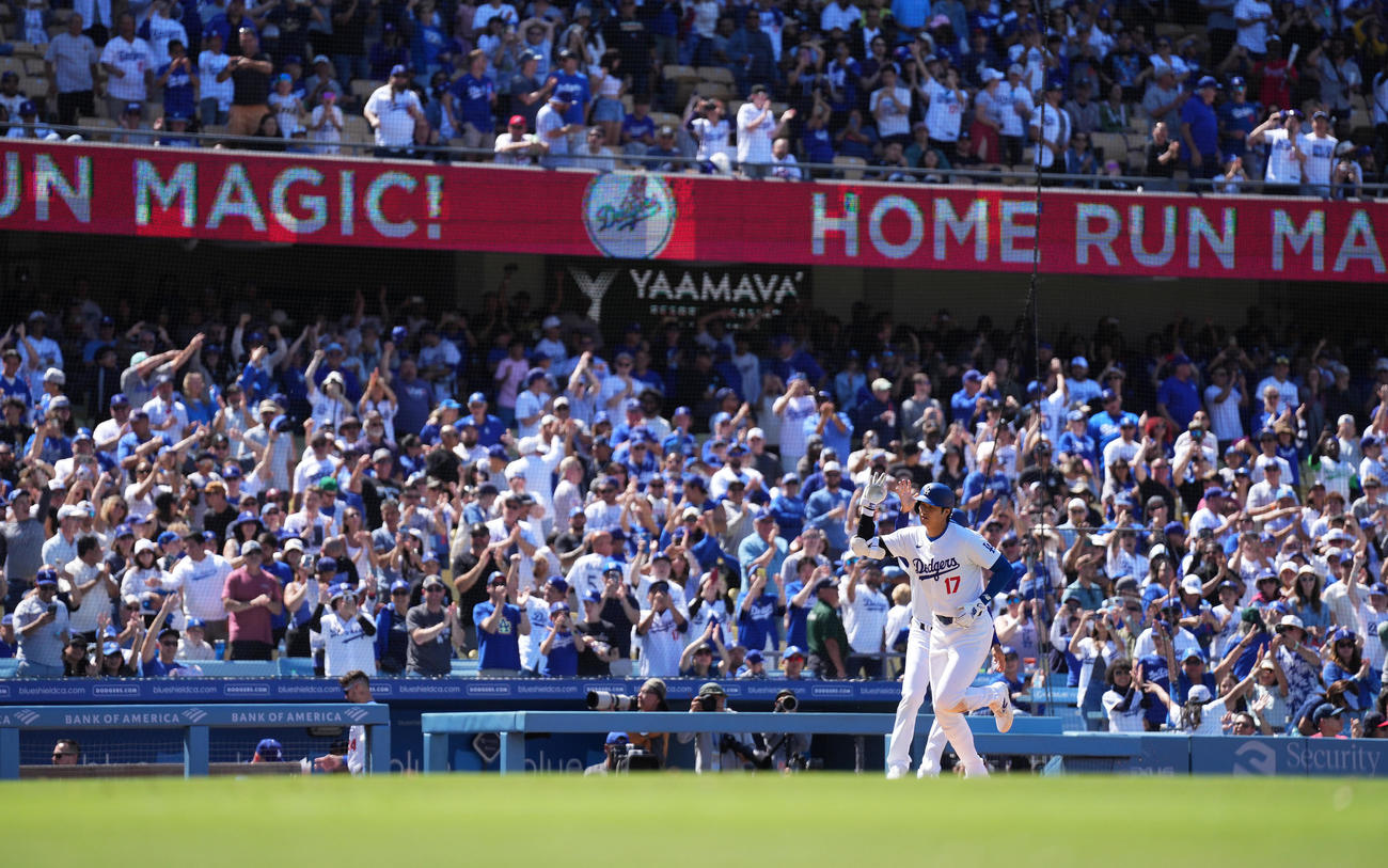 ドジャース対ブレーブス　8回裏ドジャース無死、左越えに10号ソロ本塁打を放ち、ダイヤモンドを回る大谷（撮影・菅敏）