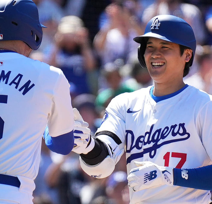 ドジャース対ブレーブス　8回裏ドジャース無死、左越えに10号ソロ本塁打を放ち、フリーマン（左）に迎えられる大谷（撮影・菅敏）