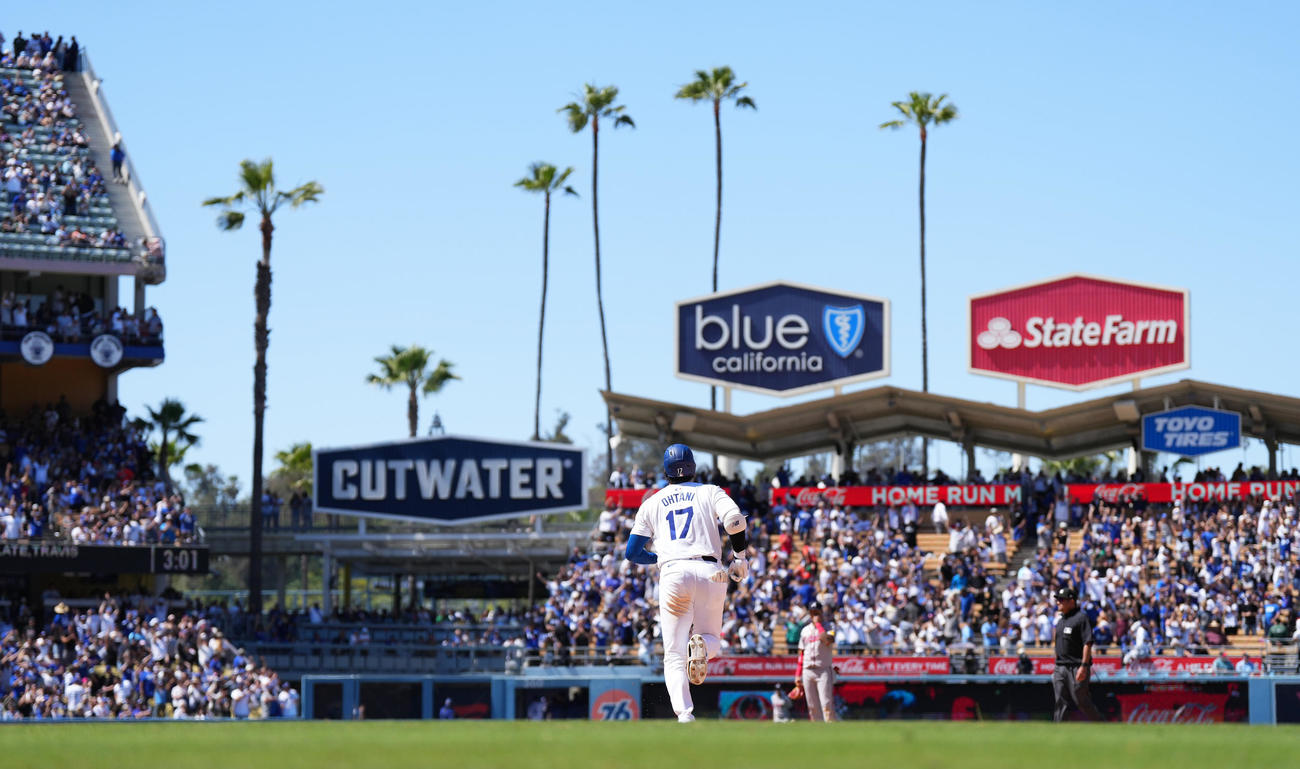 ドジャース対ブレーブス　8回裏ドジャース無死、左越えに10号ソロ本塁打を放ち、ダイヤモンドを回る大谷（撮影・菅敏）