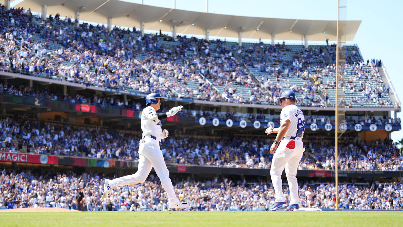ドジャース対ブレーブス　8回裏ドジャース無死、左越えに10号ソロ本塁打を放ち、ダイヤモンドを回る大谷（左）（撮影・菅敏）
