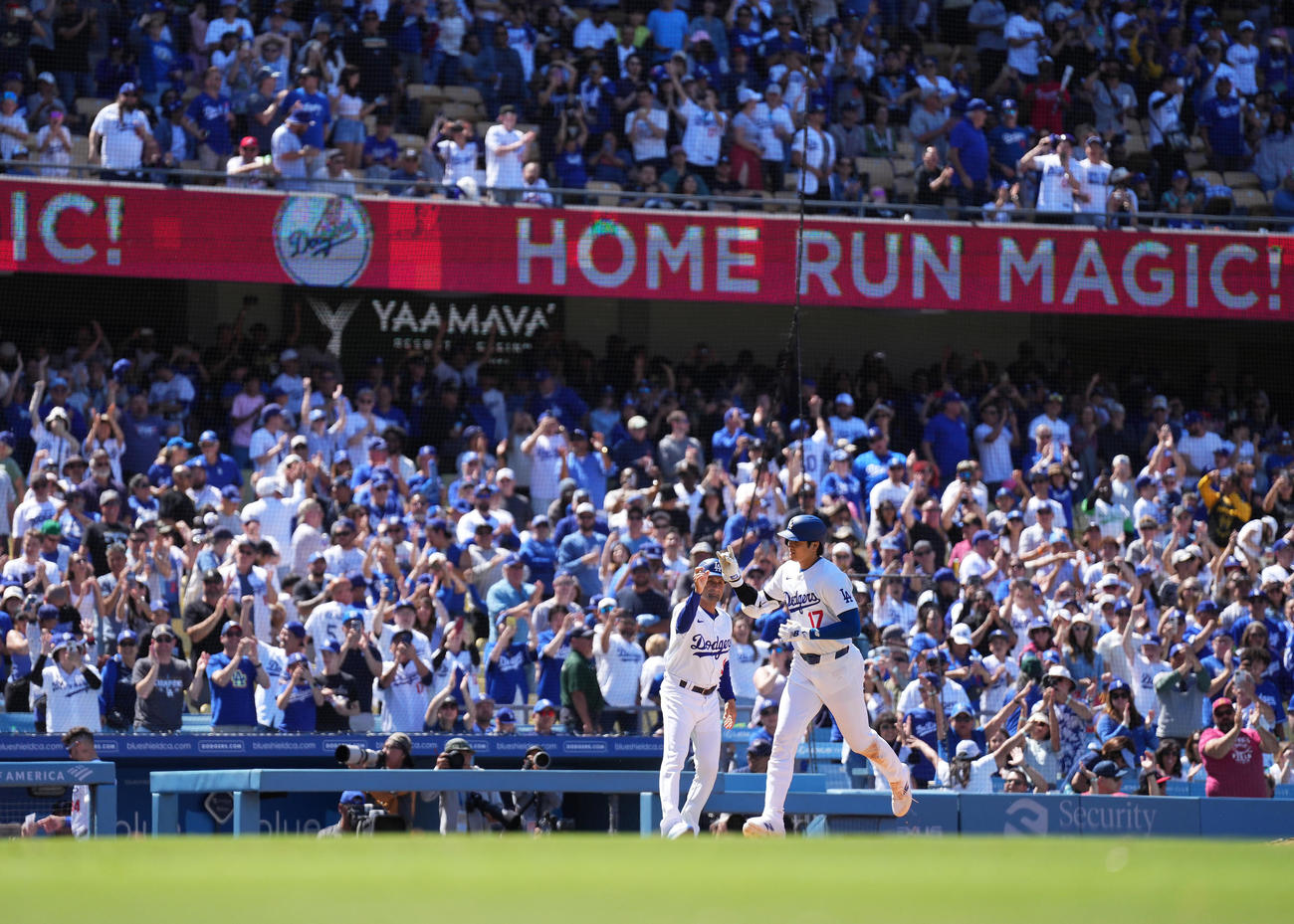 ドジャース対ブレーブス　8回裏ドジャース無死、左越えに10号ソロ本塁打を放ち、ダイヤモンドを回る大谷（撮影・菅敏）