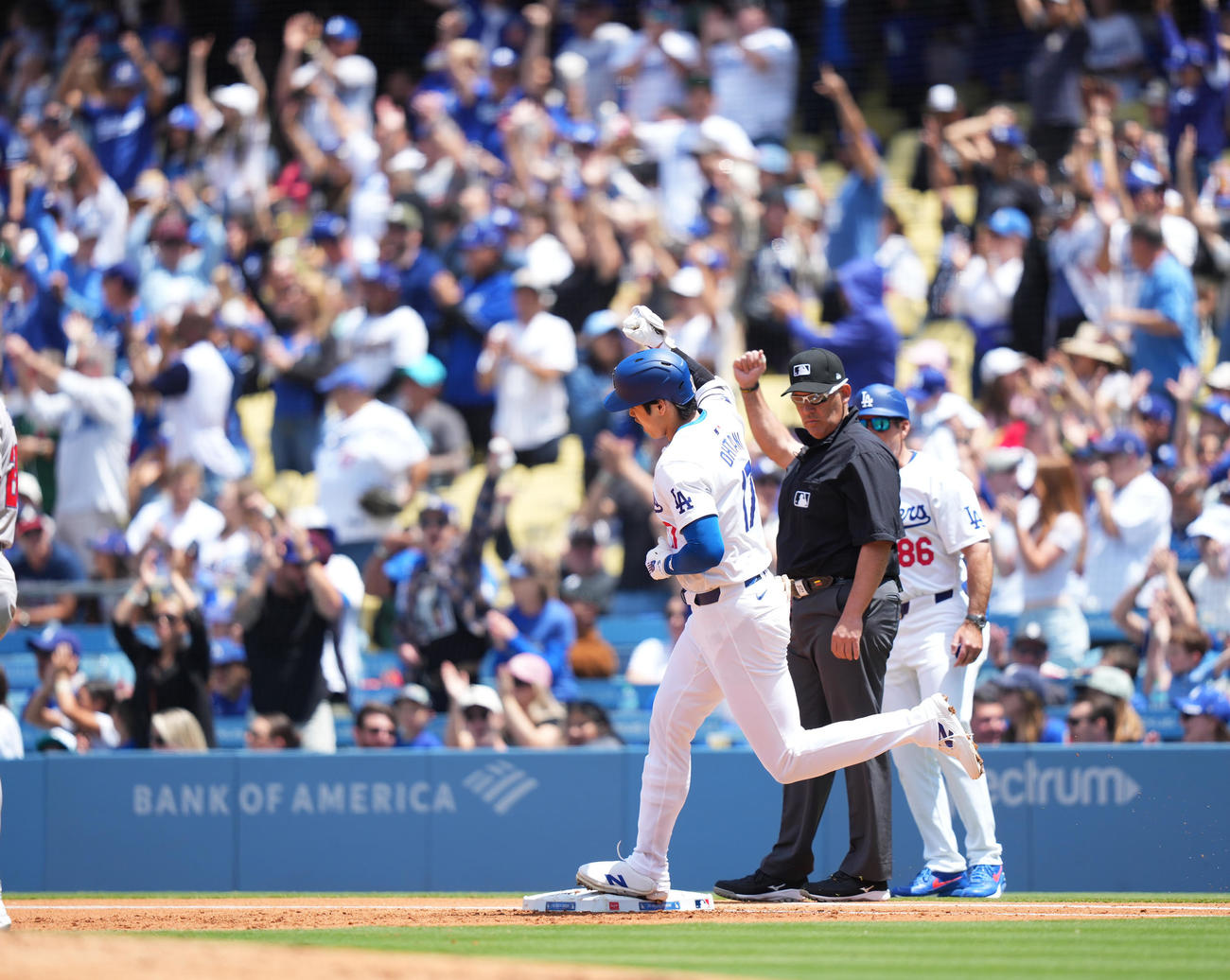 ドジャース対ブレーブス　1回裏ドジャース無死一塁、先制の9号2点本塁打を放ち、ガッツポーズを見せる大谷（撮影・菅敏）