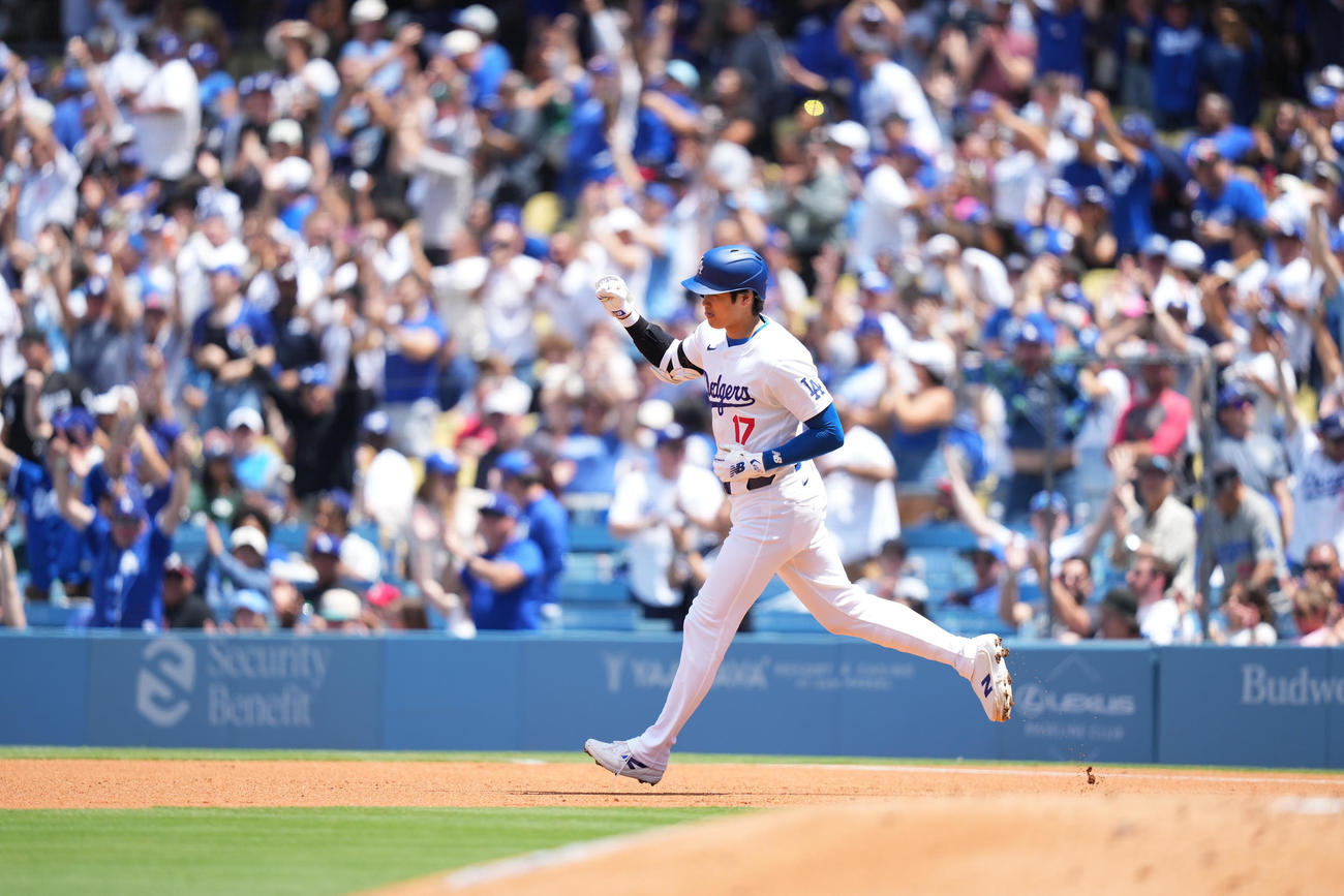 ドジャース対ブレーブス　1回裏ドジャース無死一塁、先制の9号2点本塁打を放ち、ガッツポーズを見せる大谷（撮影・菅敏）