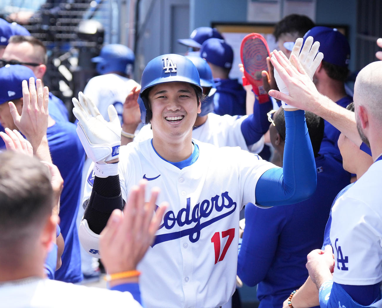 ドジャース対ブレーブス　1回裏ドジャース無死一塁、先制の9号2点本塁打を放ち、ナインに迎えられる大谷（撮影・菅敏）