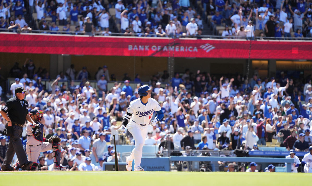 ドジャース対ブレーブス　8回裏ドジャース無死、左越えに10号ソロ本塁打を放つ大谷（撮影・菅敏）