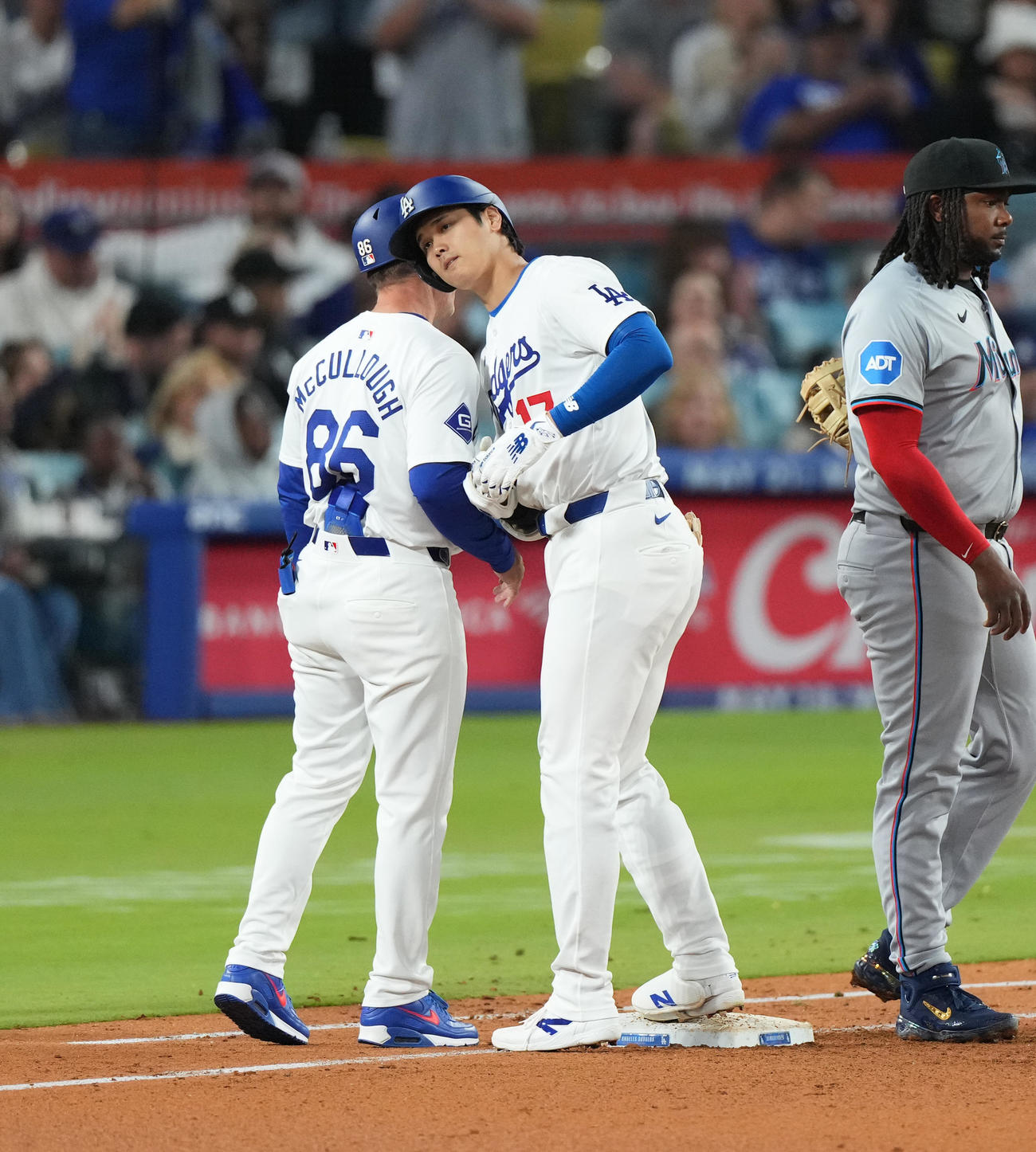 ドジャース対マーリンズ　4回裏ドジャース1死一塁、右前打を放ち、ヘルメットでタッチをする大谷（撮影・菅敏）