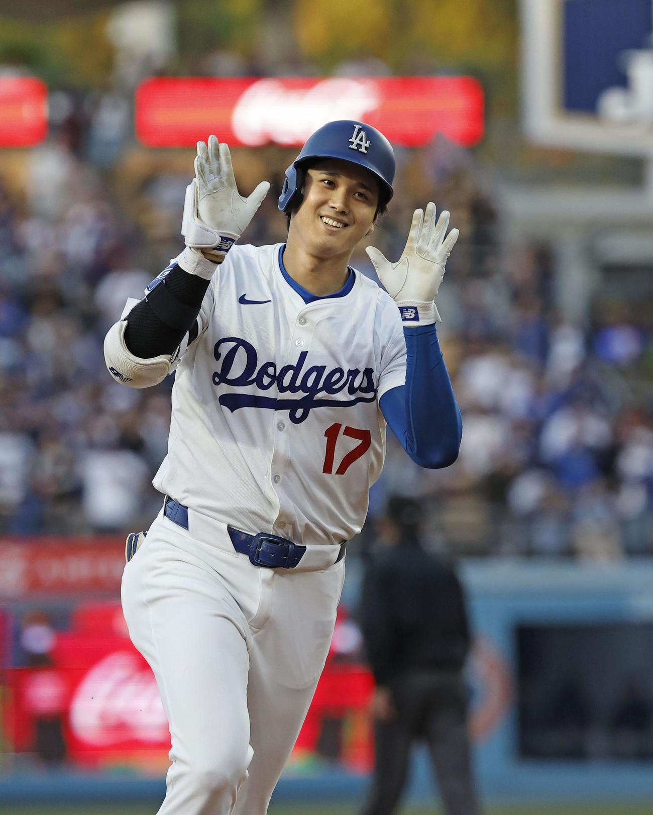 マーリンズ戦の1回、3試合連続本塁打となる11号2ランを放ち塁を回るドジャース大谷（共同）