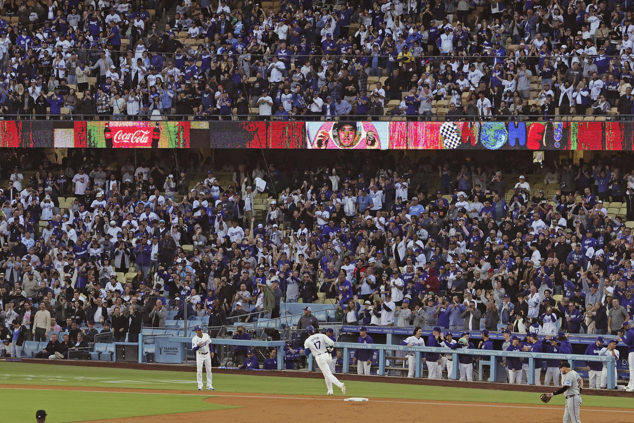 マーリンズ戦の1回、3試合連続本塁打となる11号2ランを放ち三塁を回るドジャース大谷（共同）