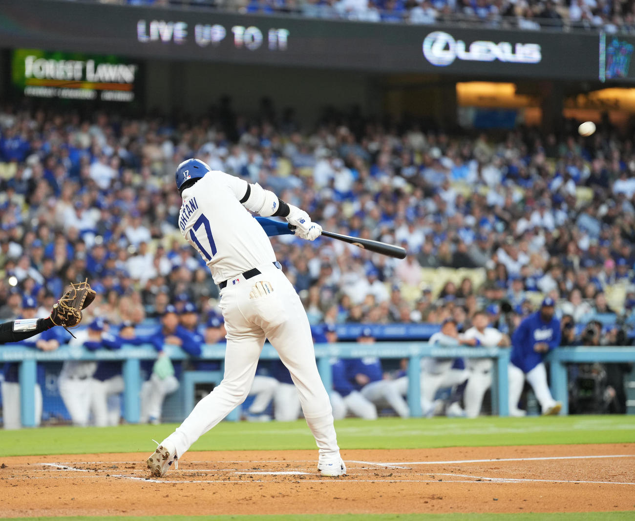 ドジャース対マーリンズ　1回裏ドジャース無死一塁、中越えに11号2点本塁打を放つ大谷（撮影・菅敏）