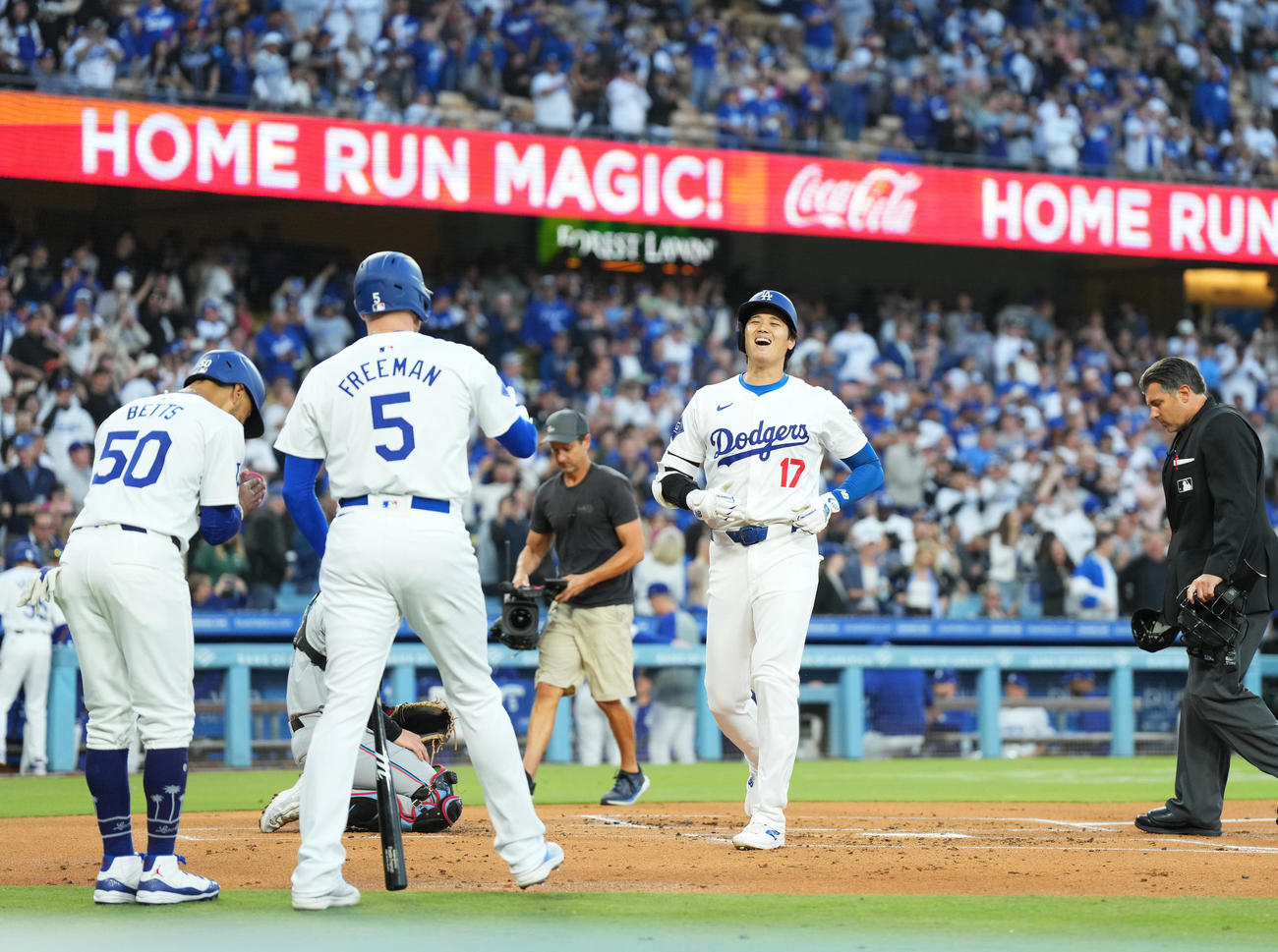 ドジャース対マーリンズ　1回裏ドジャース無死一塁、中越えに11号2点本塁打を放ち、ベッツ（左）、フリーマン（中央）に迎えられ笑顔を見せる大谷（撮影・菅敏）