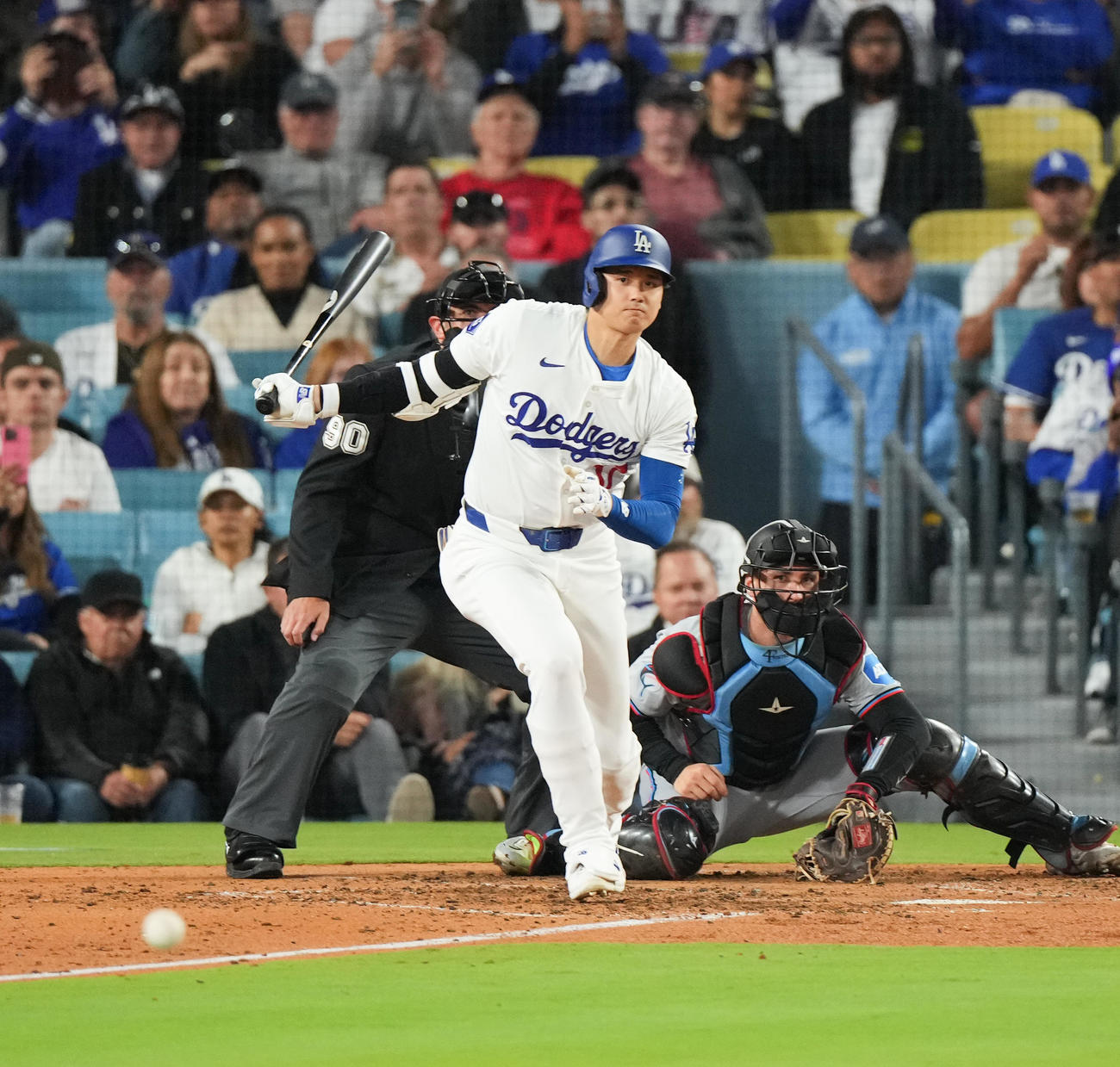 ドジャース対マーリンズ　4回裏ドジャース1死一塁、右前打を放つ大谷（撮影・菅敏）