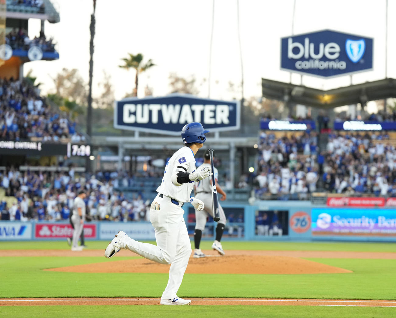 ドジャース対マーリンズ　1回裏ドジャース無死一塁、中越えに11号2点本塁打を放つ大谷（撮影・菅敏）