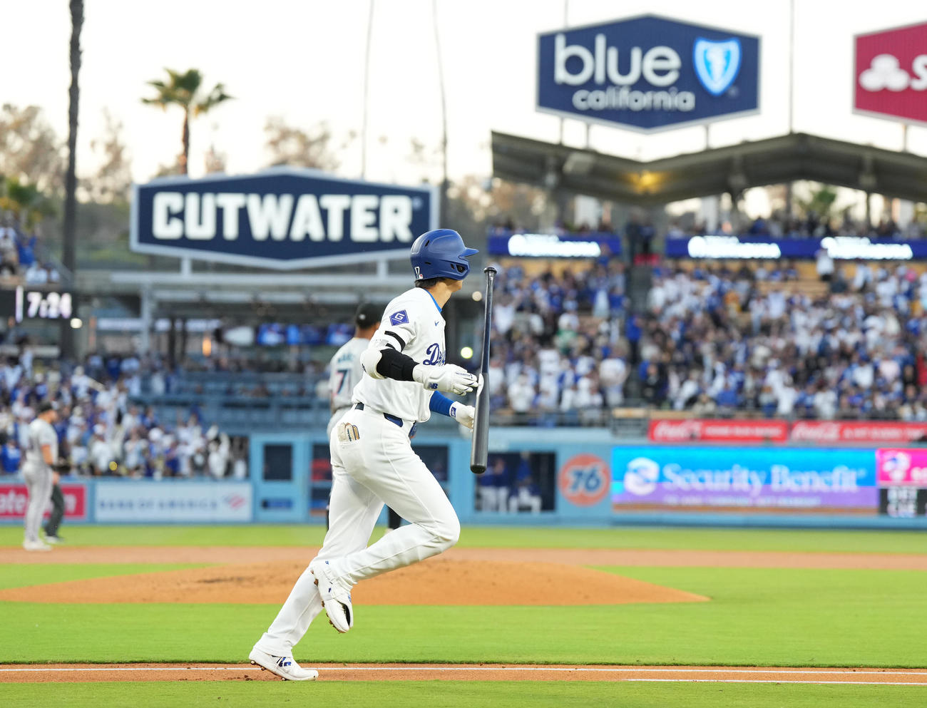 ドジャース対マーリンズ　1回裏ドジャース無死一塁、中越えに11号2点本塁打を放つ大谷（撮影・菅敏）