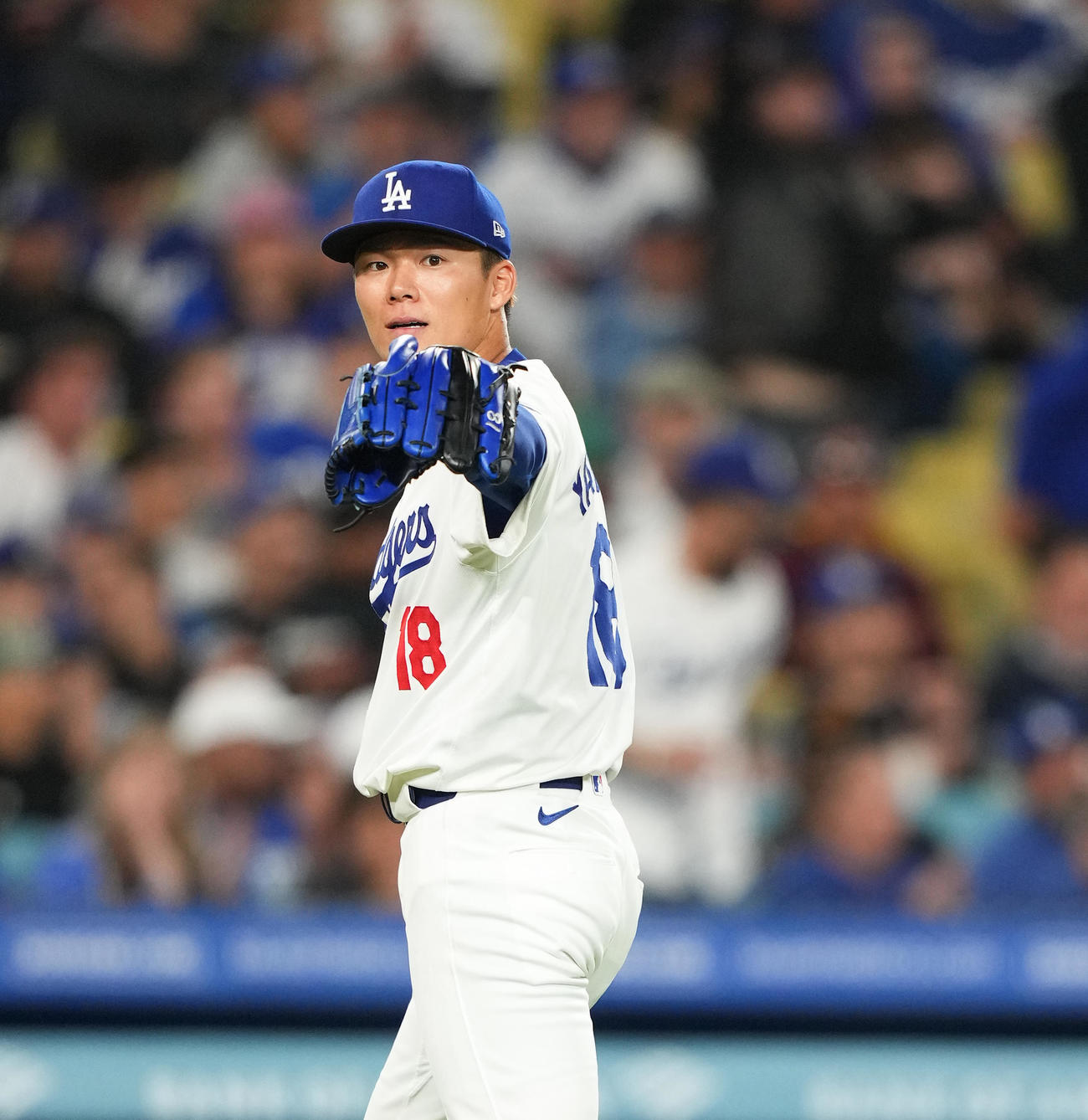 ドジャース対マーリンズ　5回の投球を終え、捕手ウィル・スミスに向かってポーズをとる山本（撮影・菅敏）