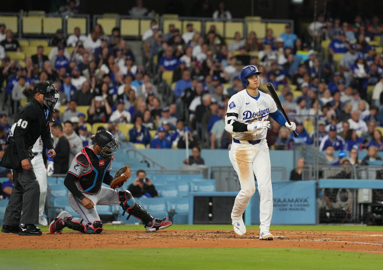 ドジャース対マーリン　2回裏ドジャース2死一塁、四球を選ぶ大谷（撮影・菅敏）