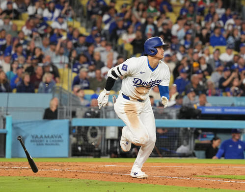ドジャース対マーリン　4回裏ドジャース無死、右飛に倒れる大谷（撮影・菅敏）