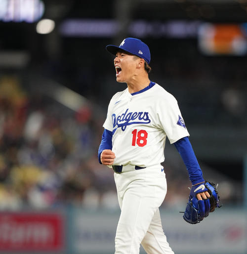 ドジャース対マーリンズ　8回の投球を終え、雄たけびを上げる山本（撮影・菅敏）