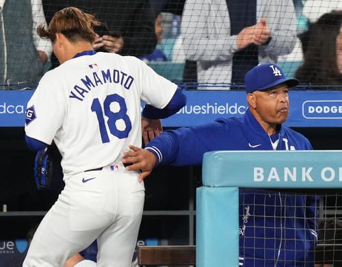 ドジャース対マーリンズ　7回の投球を終えた山本（左）に声をかけるロバーツ監督（撮影・菅敏）