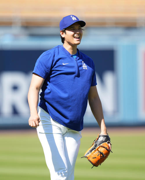 ドジャース対マーリンズ　試合前、キャッチボールをするドジャース大谷（撮影・菅敏）