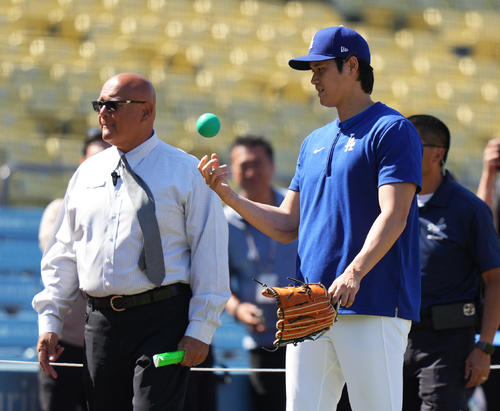 ドジャース対マーリンズ　試合前、キャッチボールを終え、ロッカールームに戻るドジャース大谷（撮影・菅敏）