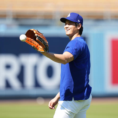 ドジャース対マーリンズ　試合前、キャッチボールをするドジャース大谷（撮影・菅敏）
