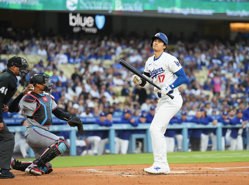 ドジャース対マーリン　1回裏ドジャース1死、四球を選ぶ大谷（撮影・菅敏）