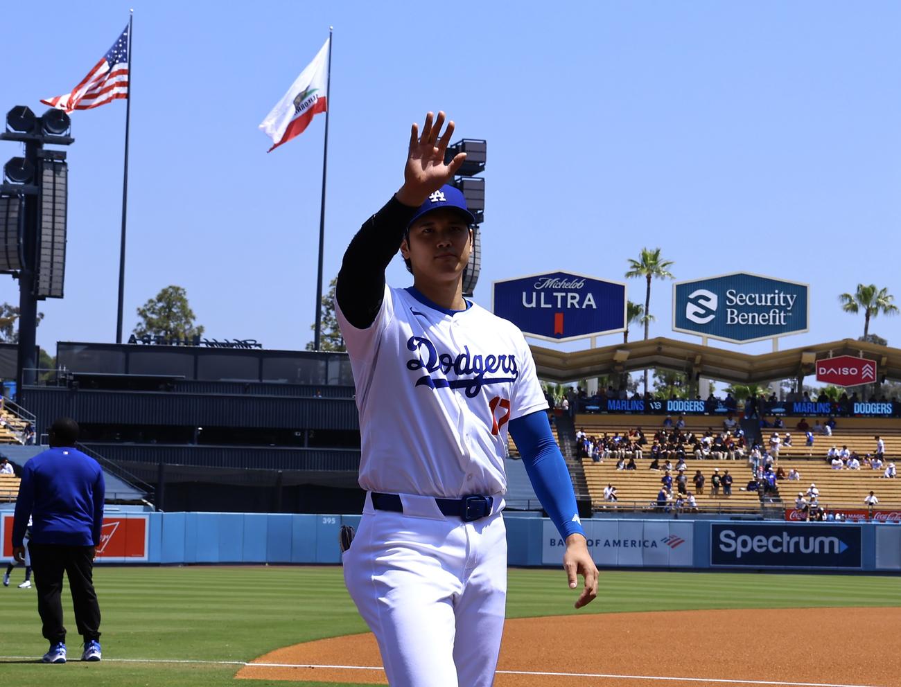 ドジャース対マーリンズ　試合前、ファンに手を振るドジャース大谷（撮影・藤尾明華）