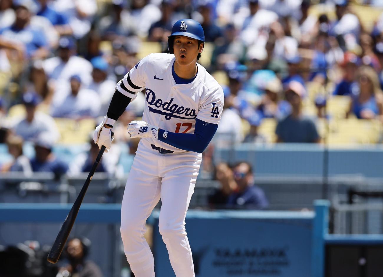 ドジャース対マーリンズ　6回裏ドジャース1死、ファウルを放ち打球を見るドジャース大谷翔平（撮影・藤尾明華）