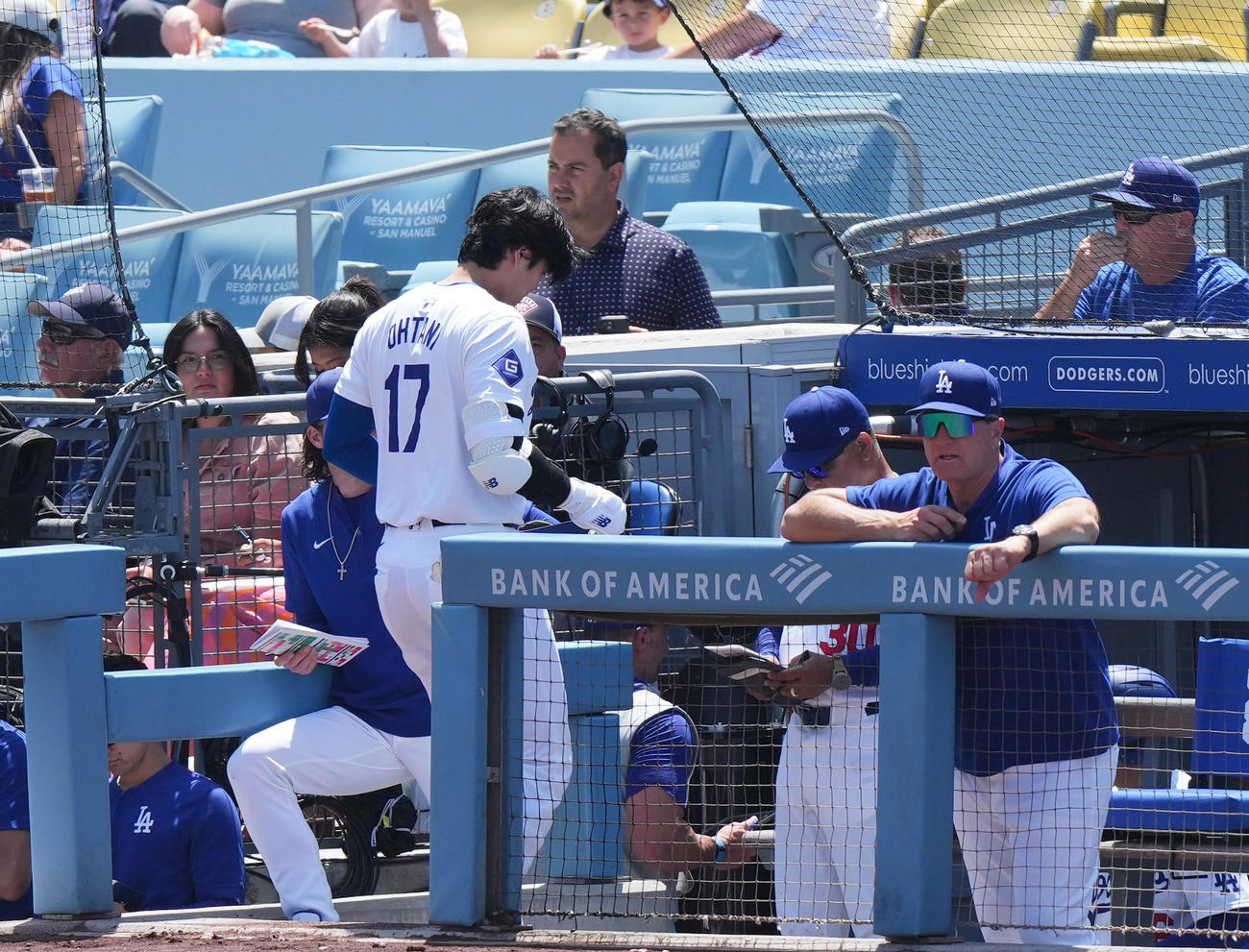 ドジャース対マーリンズ　8回裏ドジャース1死一塁、左邪飛に倒れ、ベンチに戻る大谷（左）（撮影・菅敏）